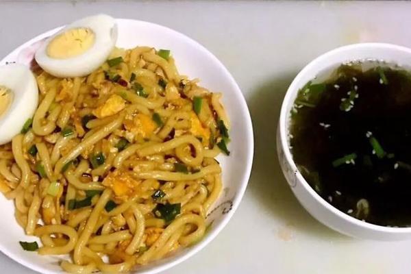 鐘誠：瓊斯是勞模&很辛苦 全隊下半場狀態(tài)調(diào)整很快